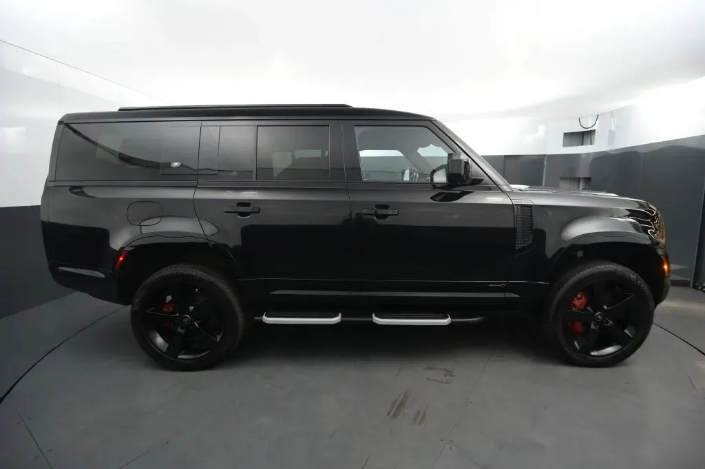 Land Rover Defender photo 6
