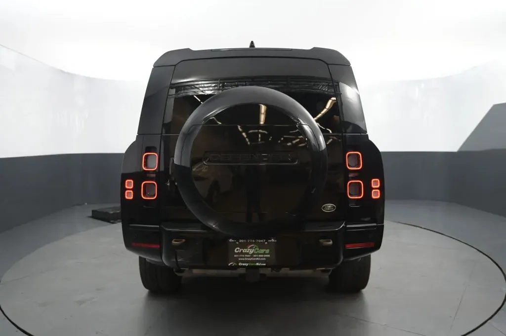 Land Rover Defender photo 4