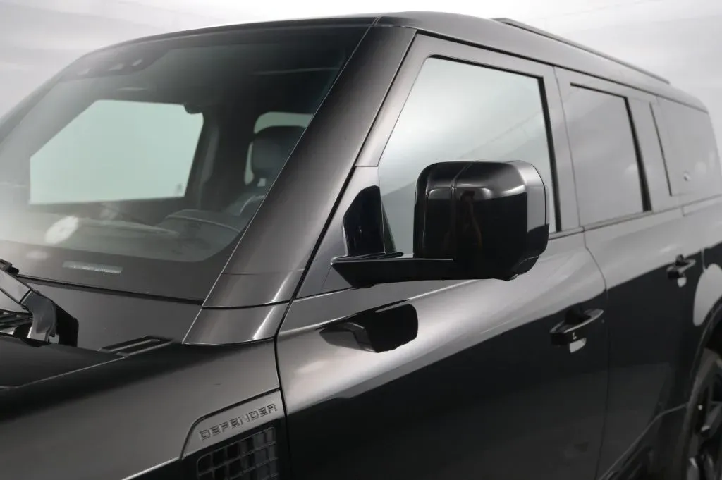 Land Rover Defender photo 11