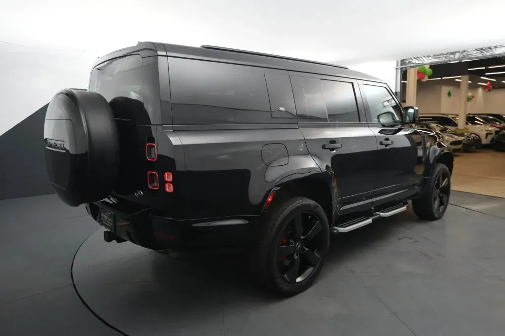Land Rover Defender photo 5