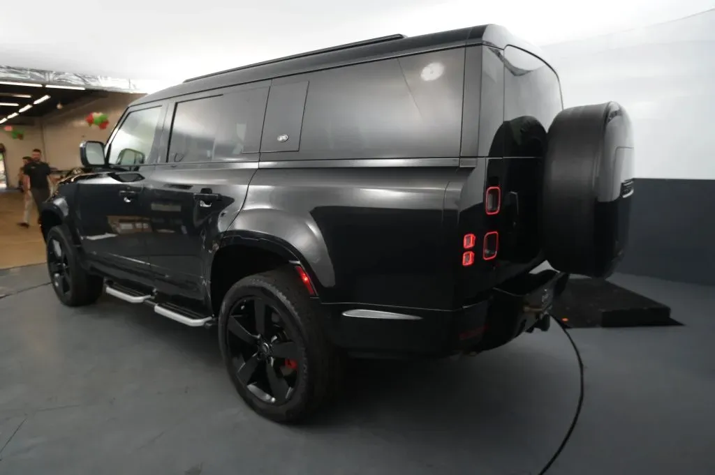 Land Rover Defender photo 3