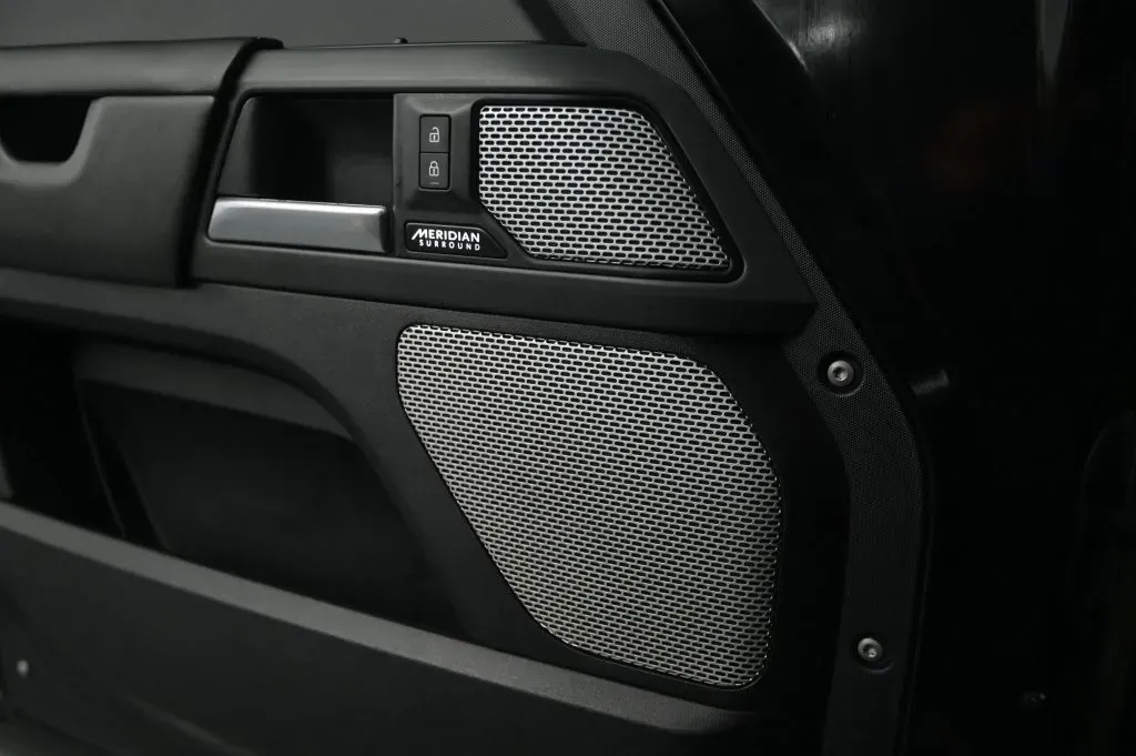 Land Rover Defender photo 23