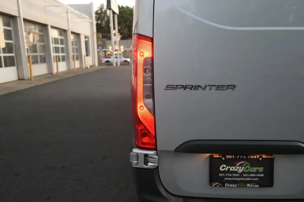 Mercedes-Benz Sprinter photo 15