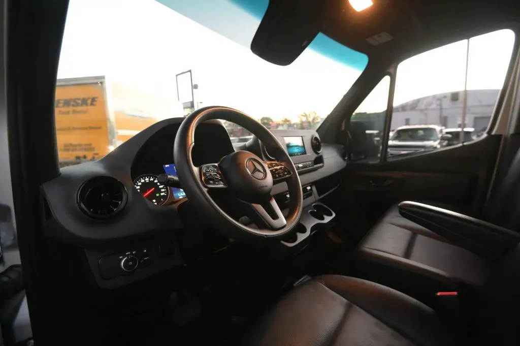 Mercedes-Benz Sprinter photo 33