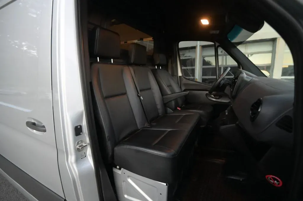 Mercedes-Benz Sprinter photo 29