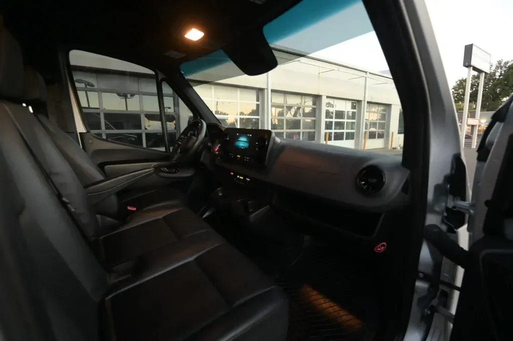 Mercedes-Benz Sprinter photo 26
