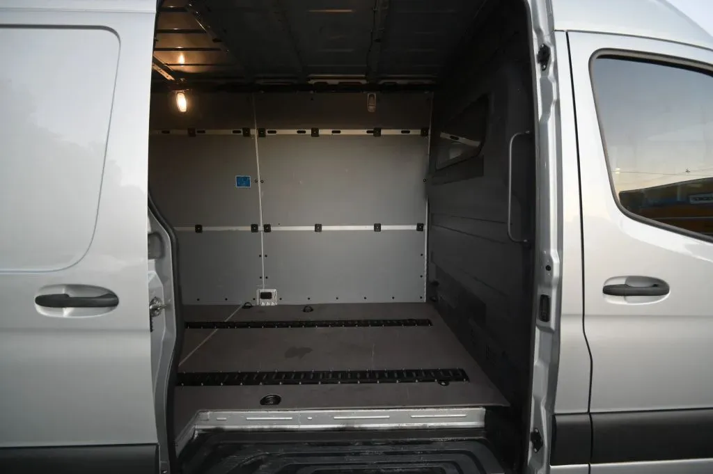 Mercedes-Benz Sprinter photo 21