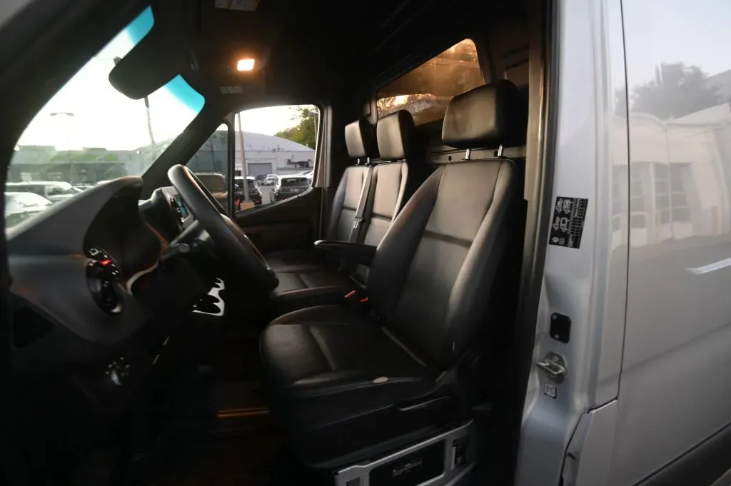 Mercedes-Benz Sprinter photo 34