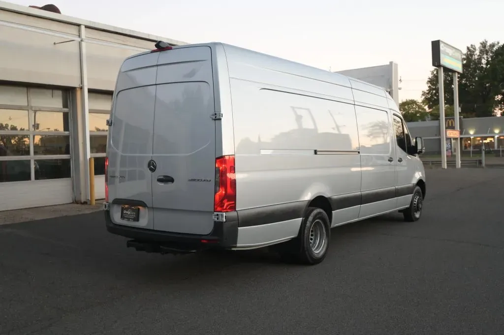 Mercedes-Benz Sprinter photo 5