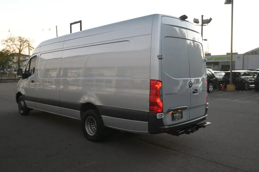 Mercedes-Benz Sprinter photo 3