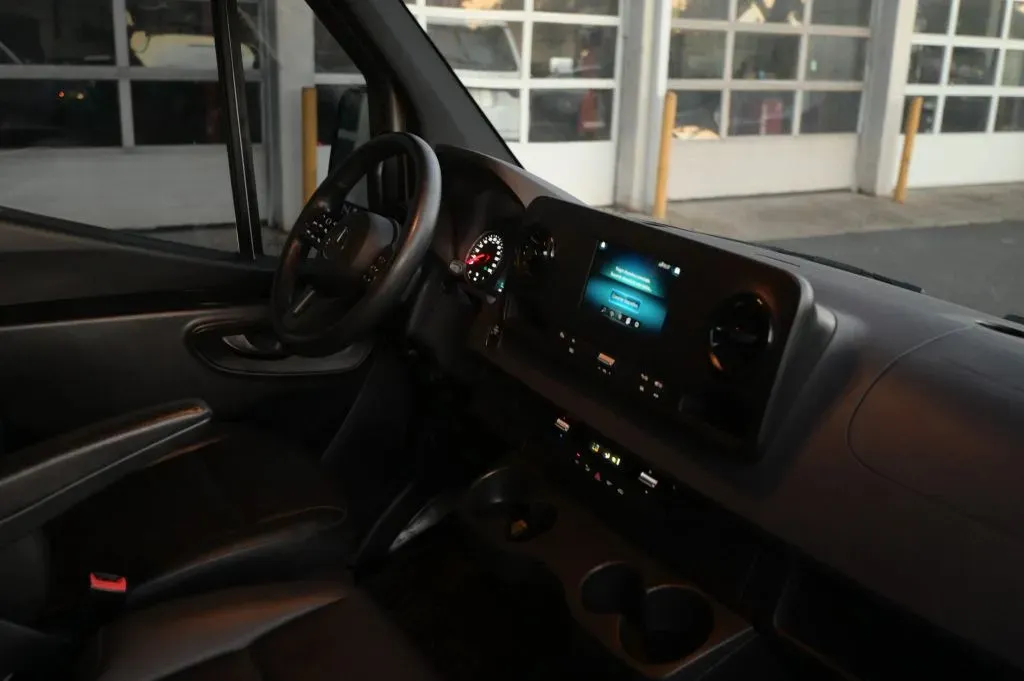 Mercedes-Benz Sprinter photo 28