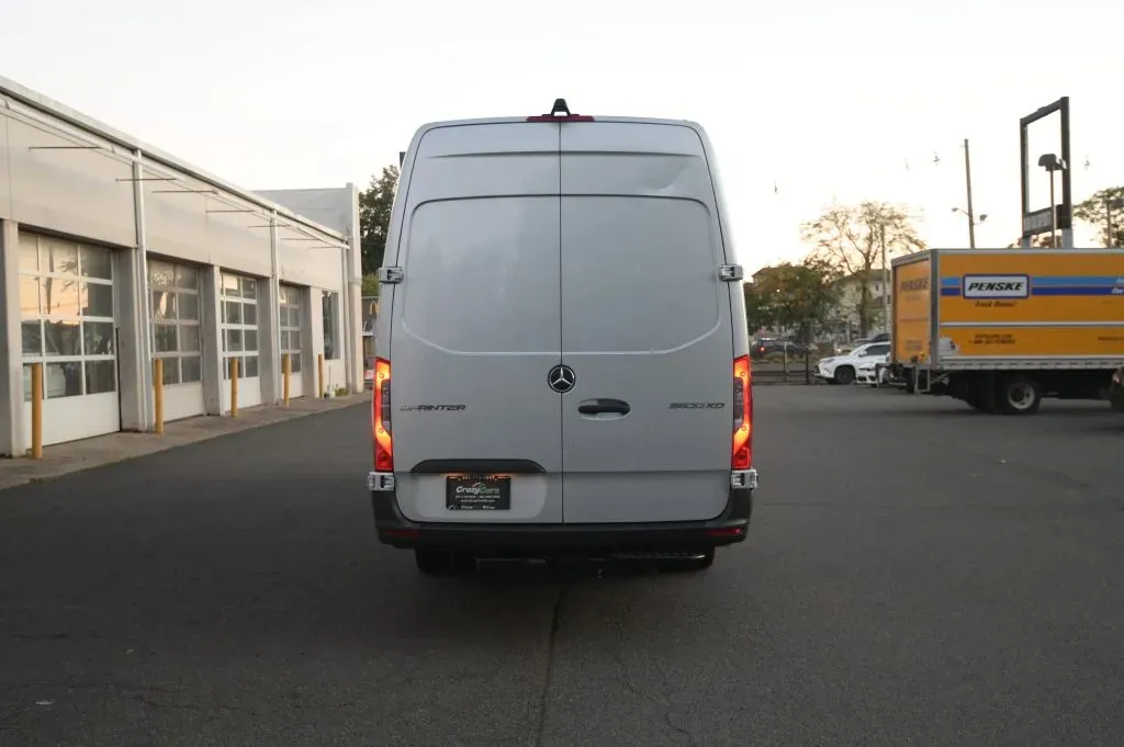 Mercedes-Benz Sprinter photo 4