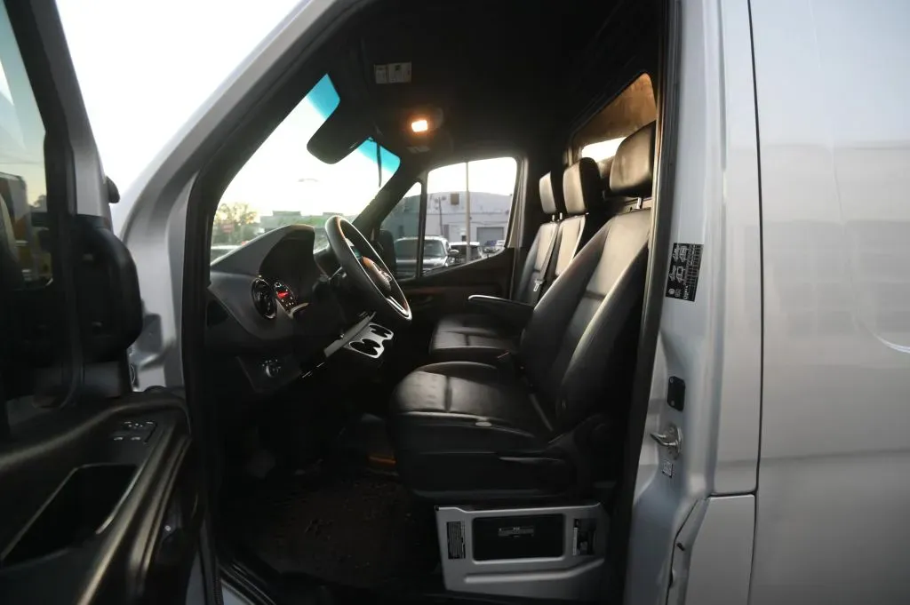 Mercedes-Benz Sprinter photo 32