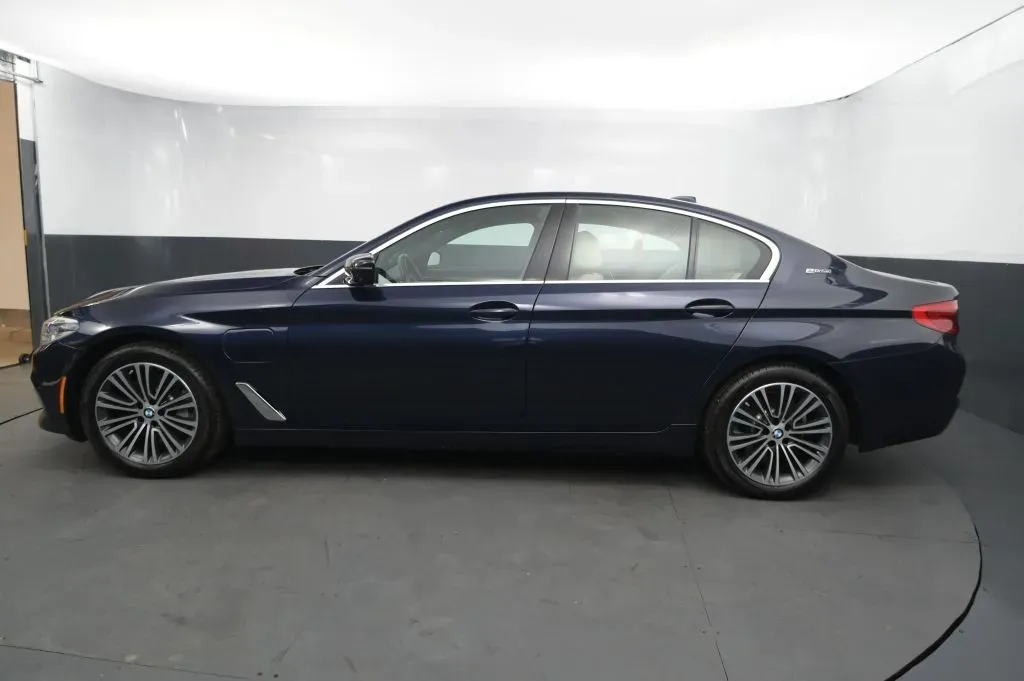 BMW 5 Series photo 2
