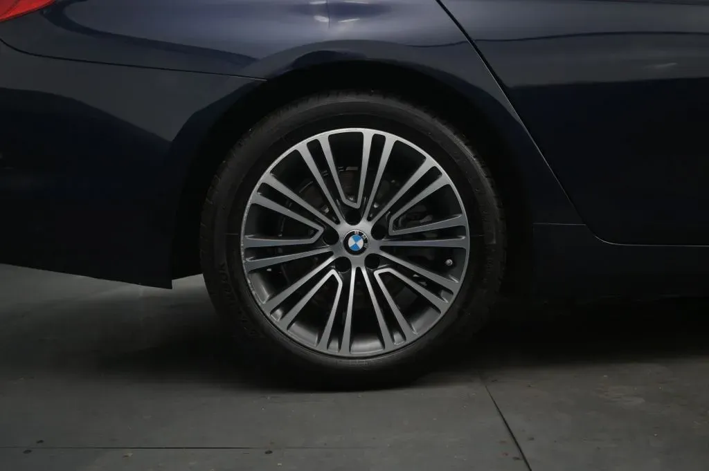 BMW 5 Series photo 18