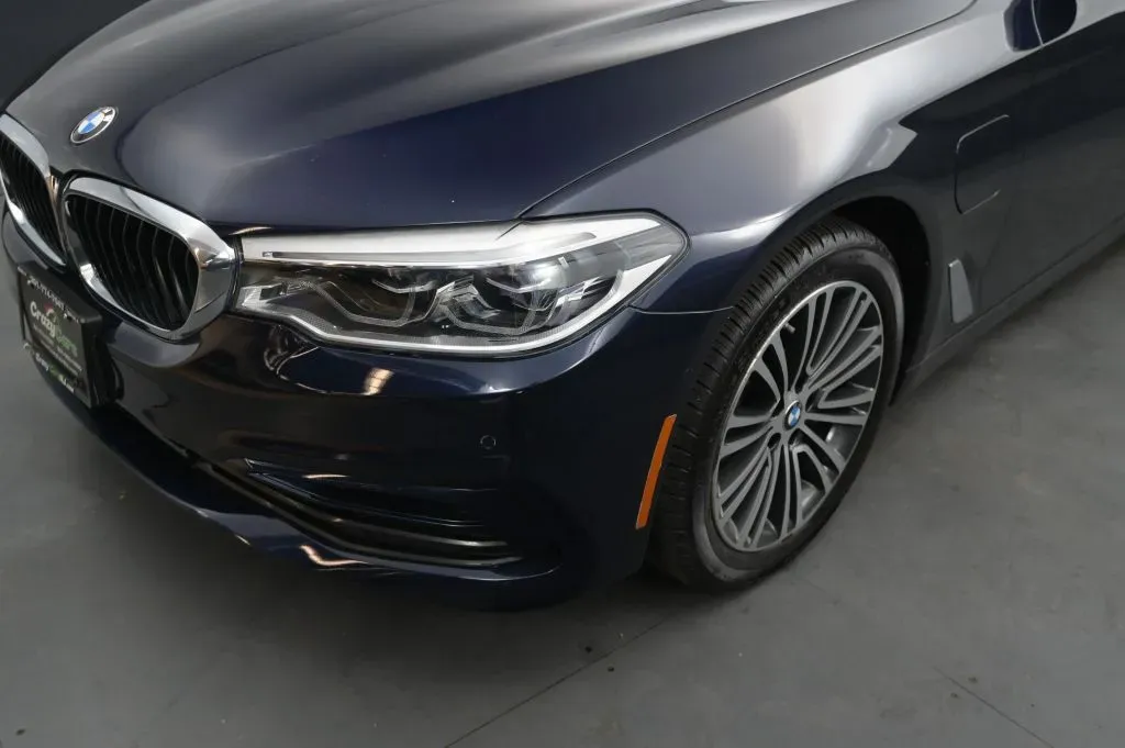 BMW 5 Series photo 9