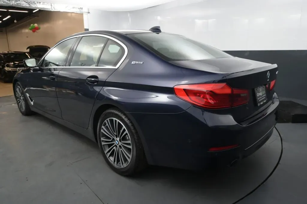 BMW 5 Series photo 3
