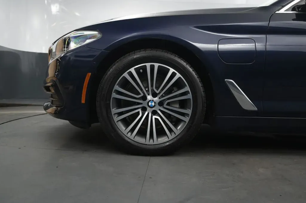 BMW 5 Series photo 10