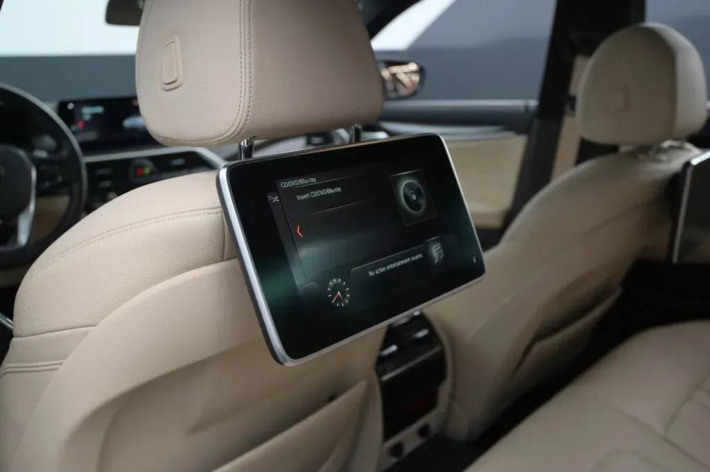 BMW 5 Series photo 43