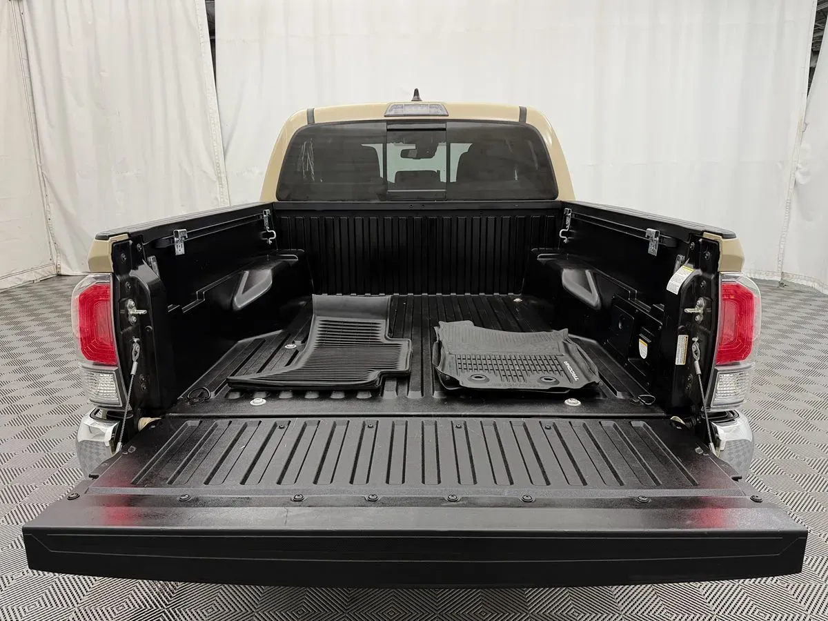Toyota Tacoma photo 26