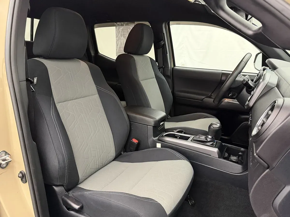 Toyota Tacoma photo 25