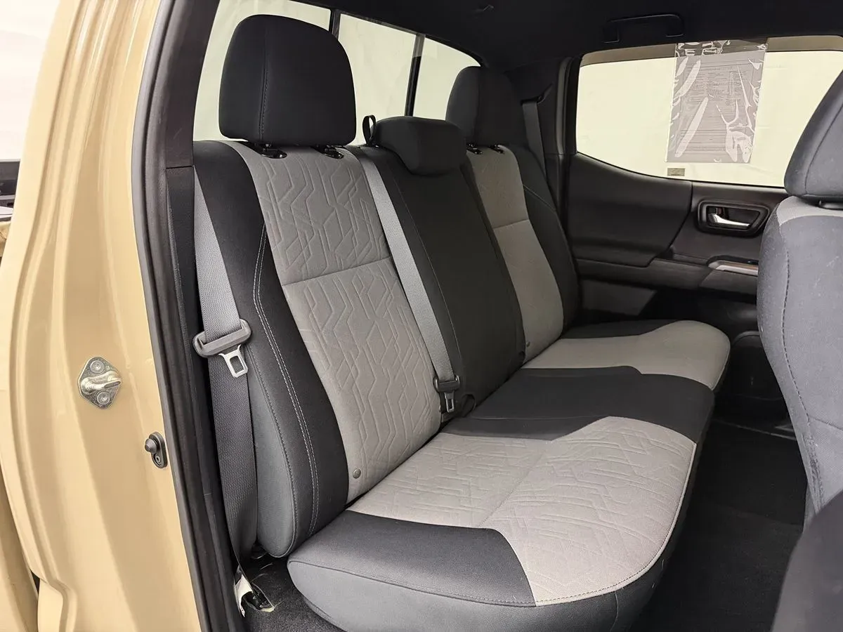 Toyota Tacoma photo 24