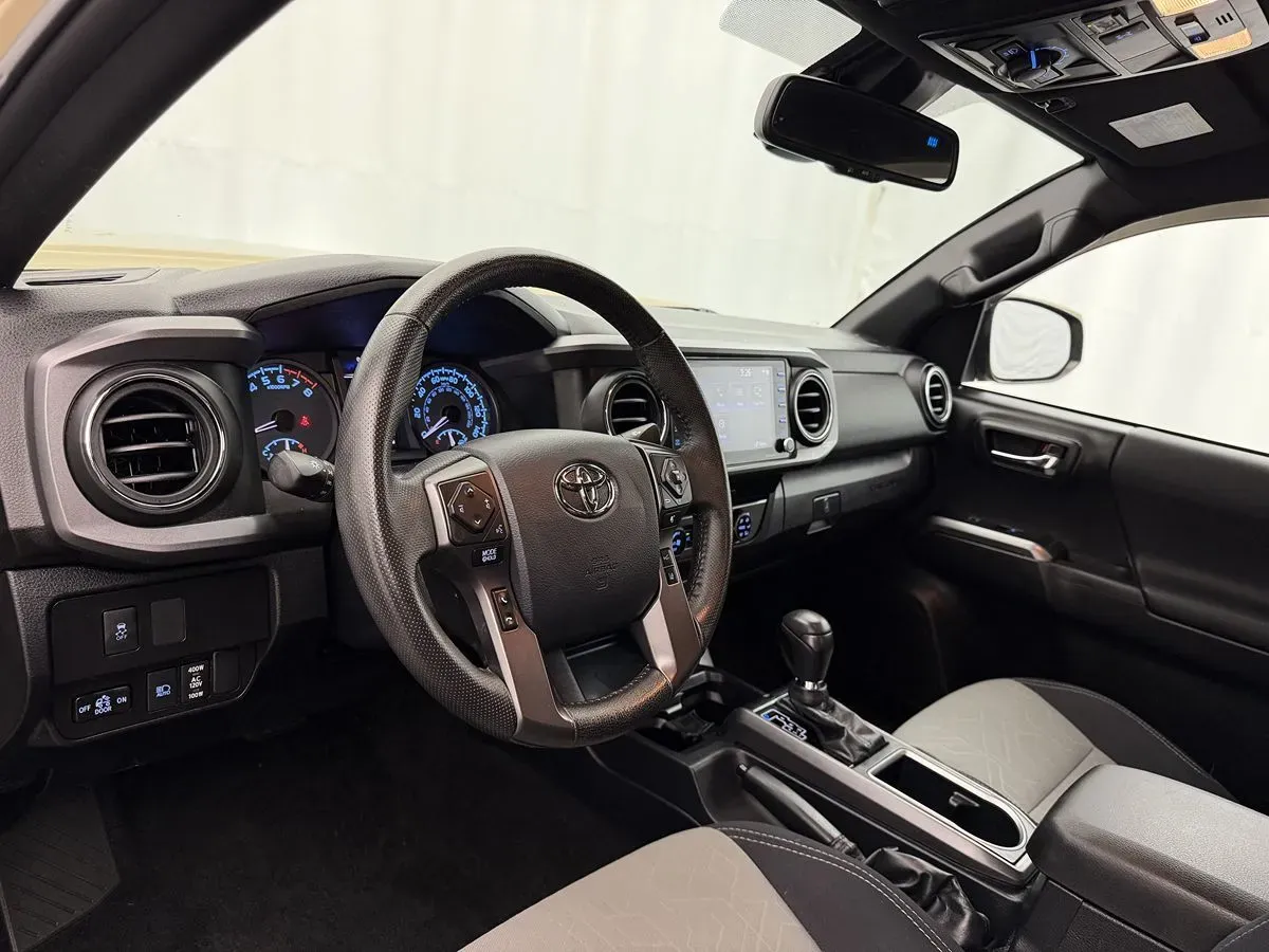 Toyota Tacoma photo 9