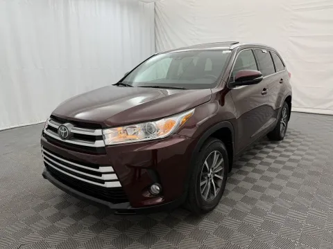 Photos of 2019 Toyota Highlander XLE for sale in Arlington Heights, IL at Autos of Chicago