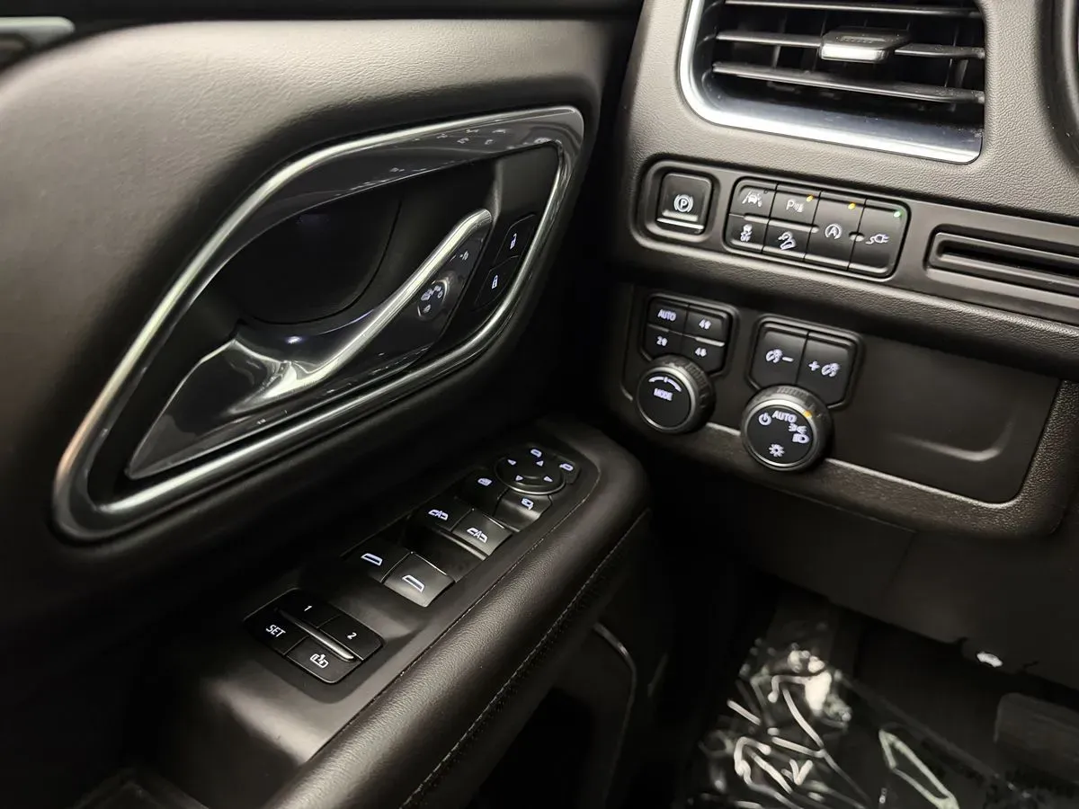 Chevrolet Suburban photo 13