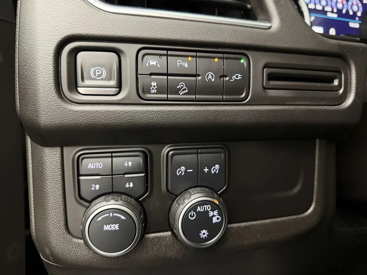 Chevrolet Suburban photo 14