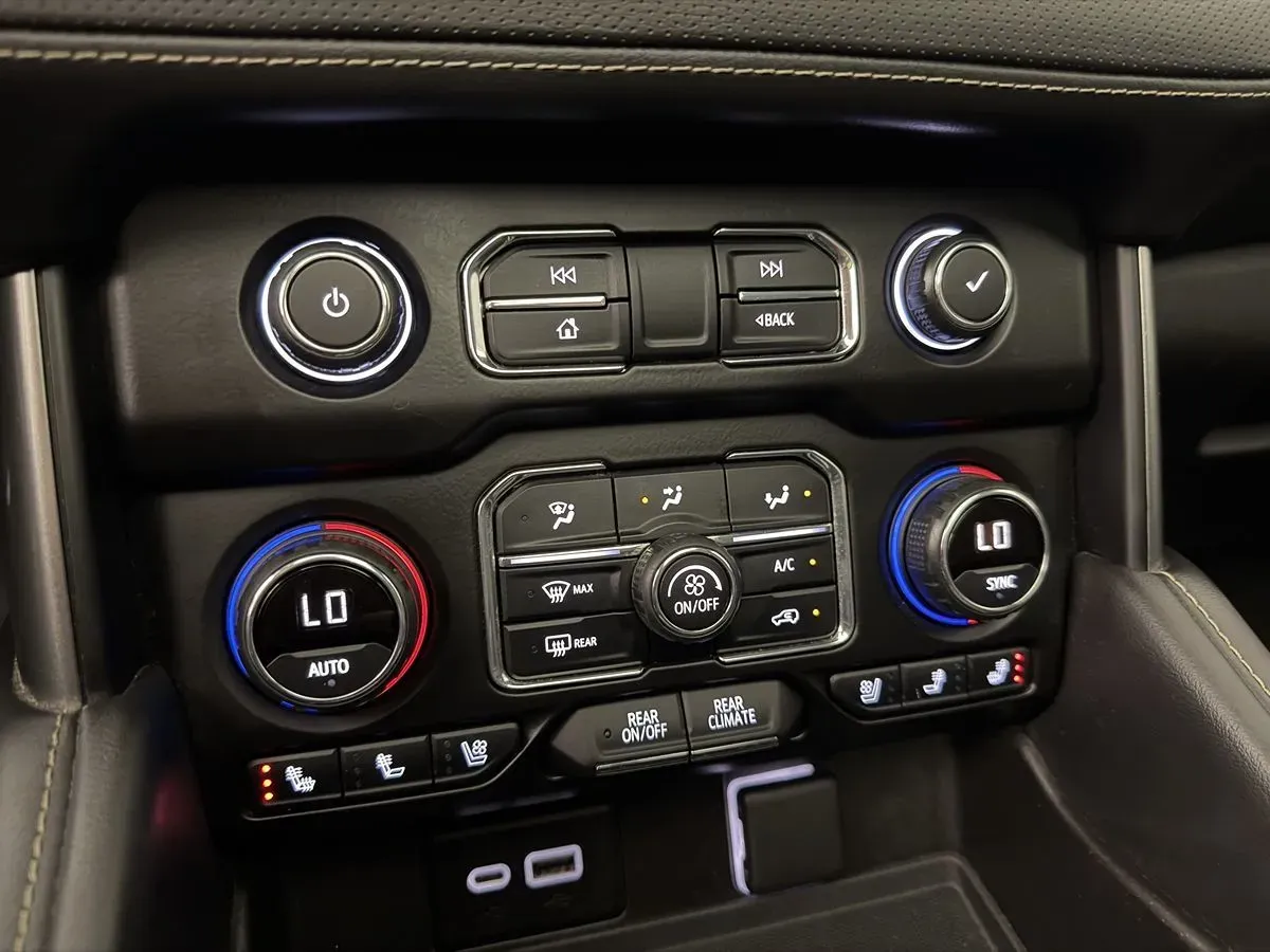 Chevrolet Suburban photo 26