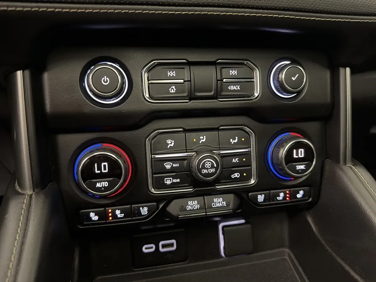 Chevrolet Suburban photo 27