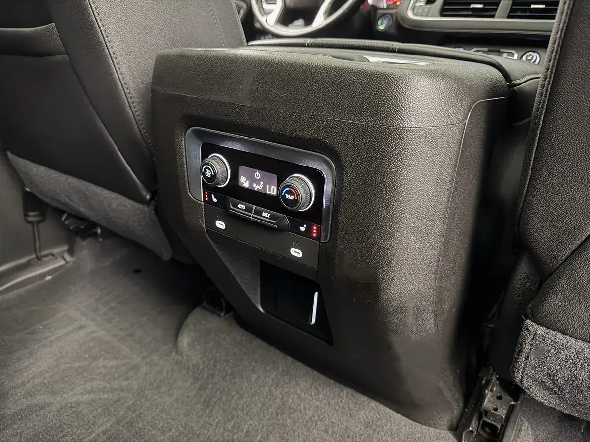 Chevrolet Suburban photo 32