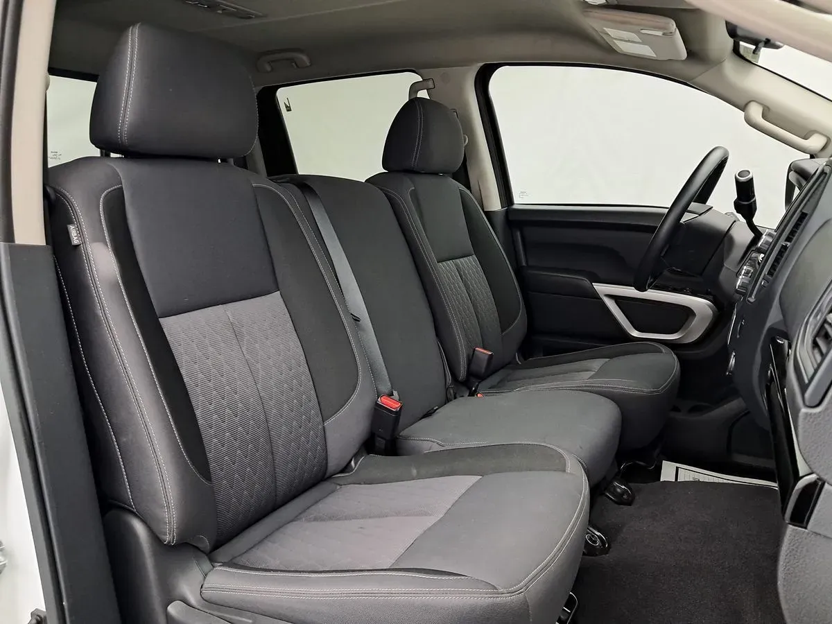 Nissan Titan photo 25