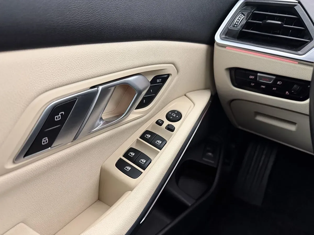 BMW 3 Series photo 16