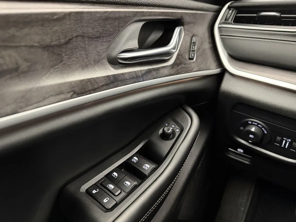 Jeep Grand Cherokee photo 19