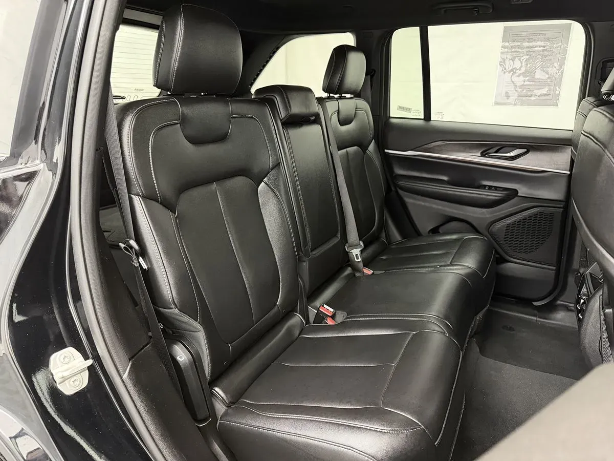 Jeep Grand Cherokee photo 36