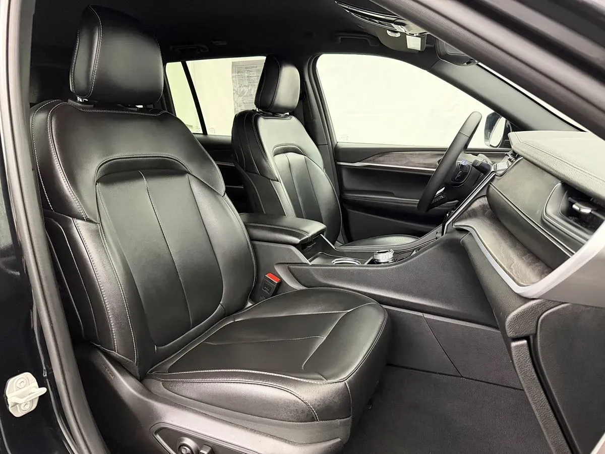 Jeep Grand Cherokee photo 37