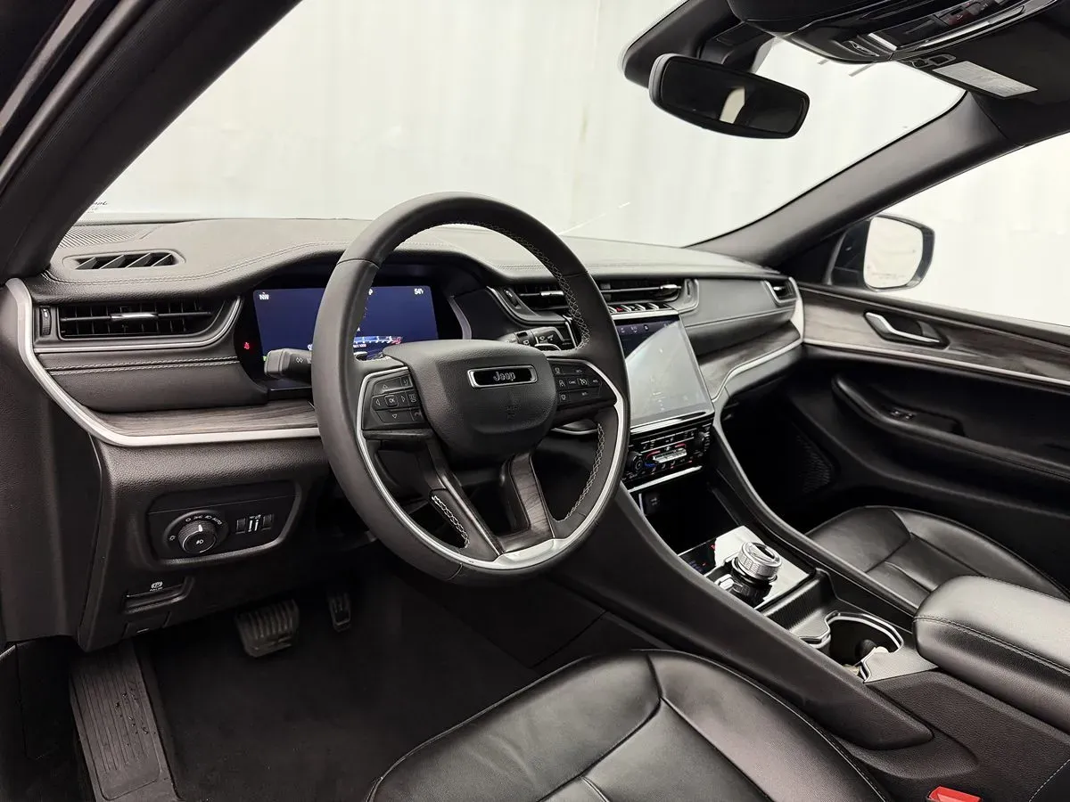 Jeep Grand Cherokee photo 7