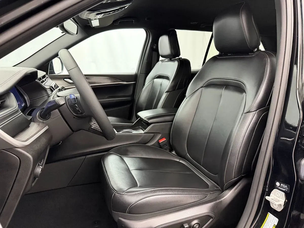 Jeep Grand Cherokee photo 8