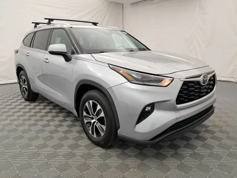 Photos of 2021 Toyota Highlander XLE for sale in Arlington Heights, IL at Autos of Chicago