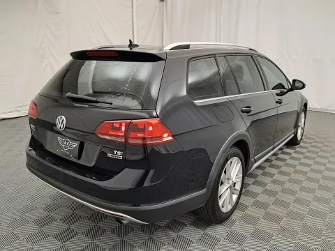 More photos of 2017 Volkswagen Golf Alltrack SEL at Autos of Chicago, IL