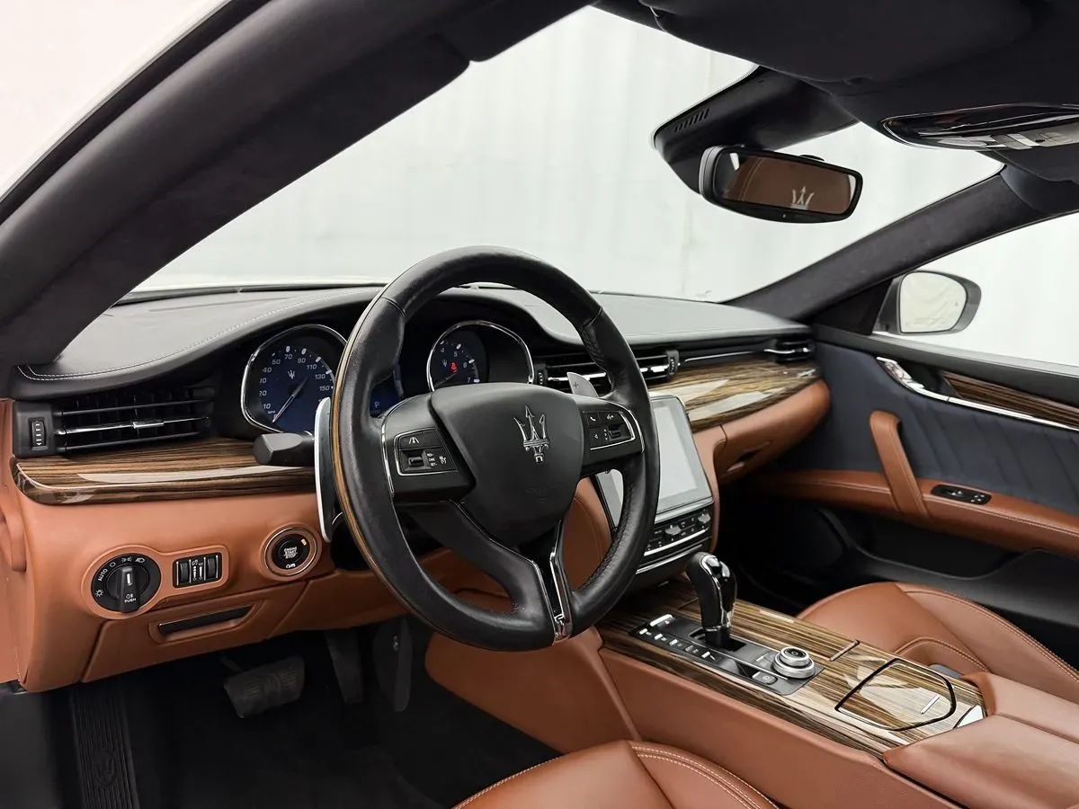 Maserati Quattroporte photo 8