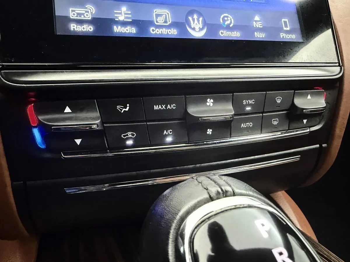 Maserati Quattroporte photo 27