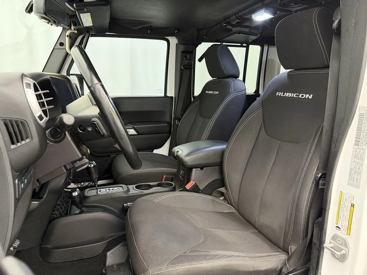 Jeep Wrangler photo 8