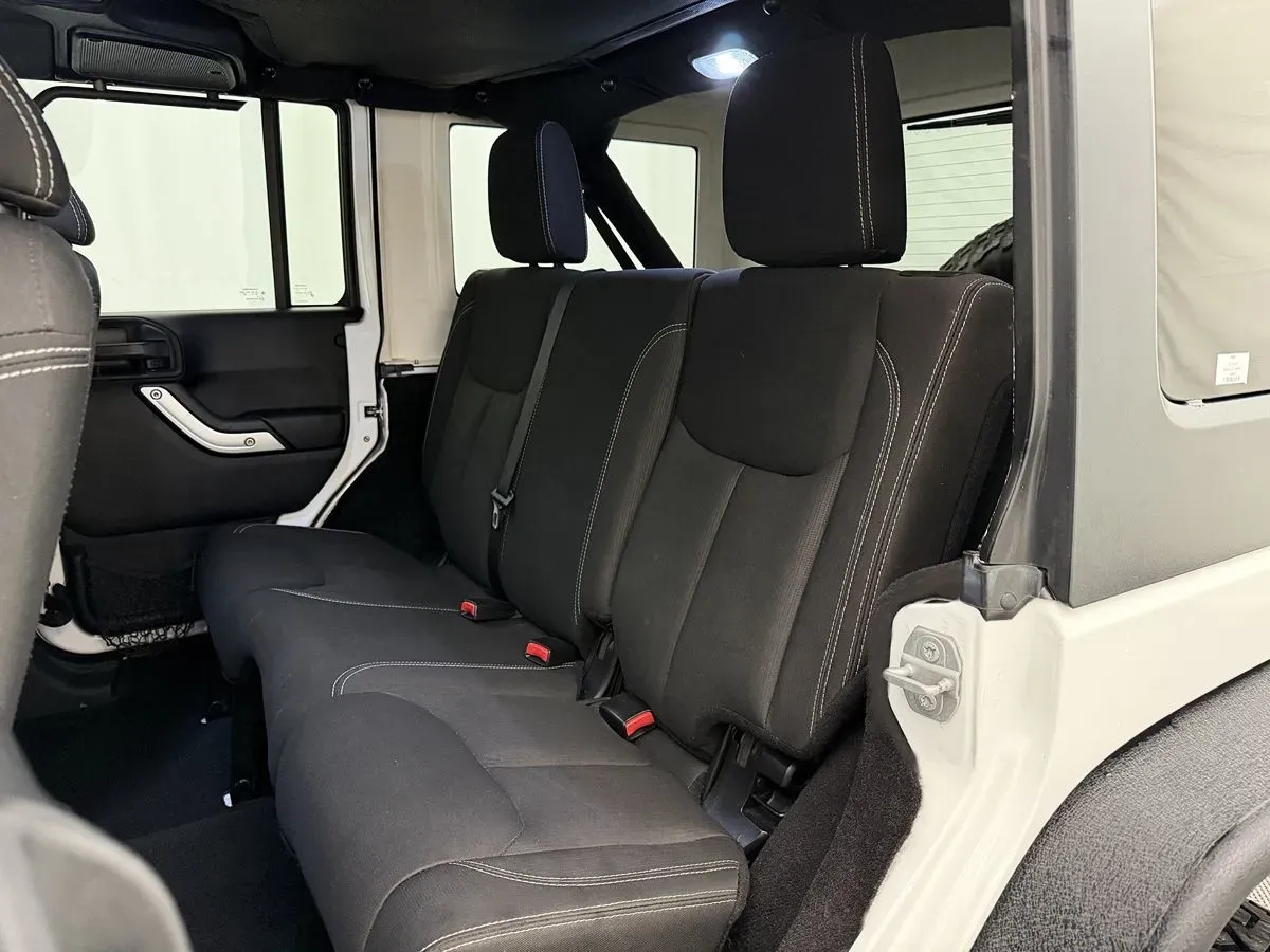 Jeep Wrangler photo 19
