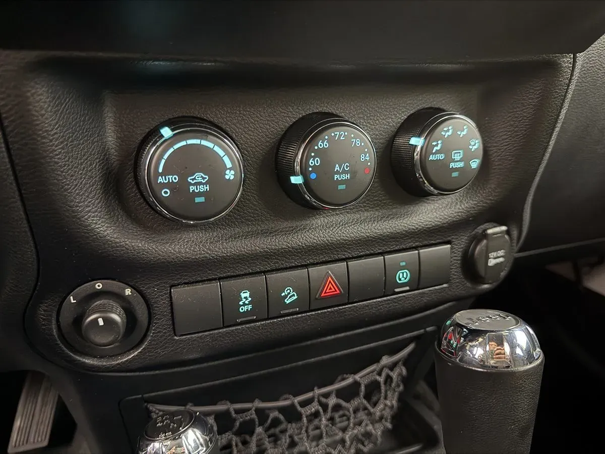 Jeep Wrangler photo 17