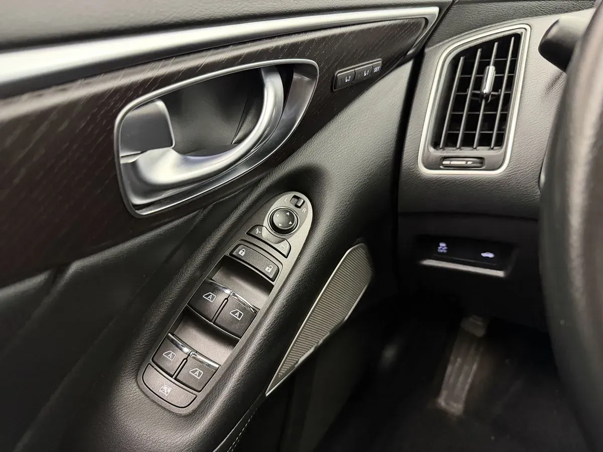 Infiniti Q50 photo 19