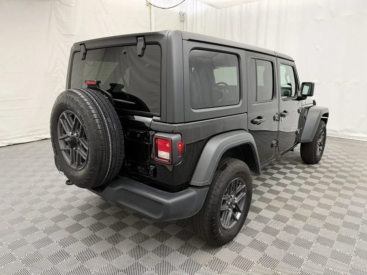 Jeep Wrangler photo 4