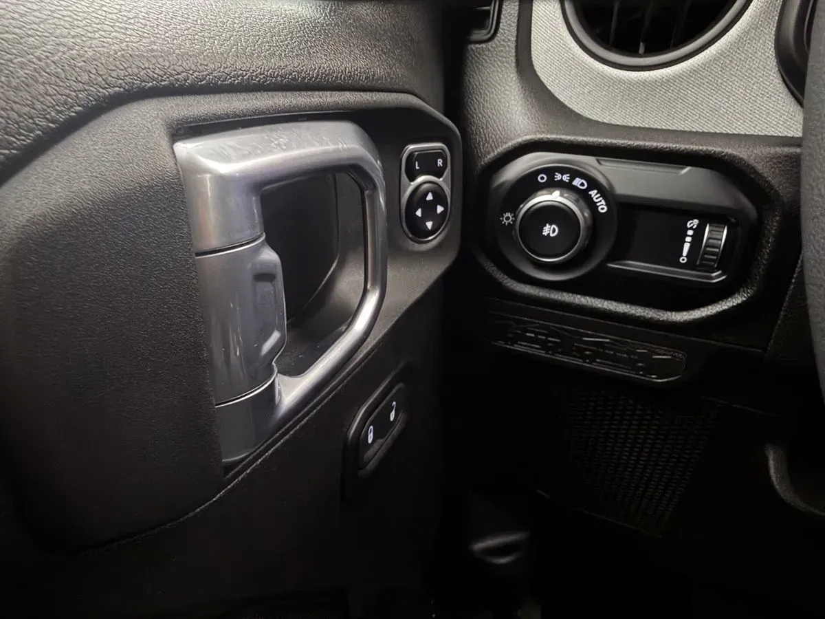 Jeep Wrangler photo 15